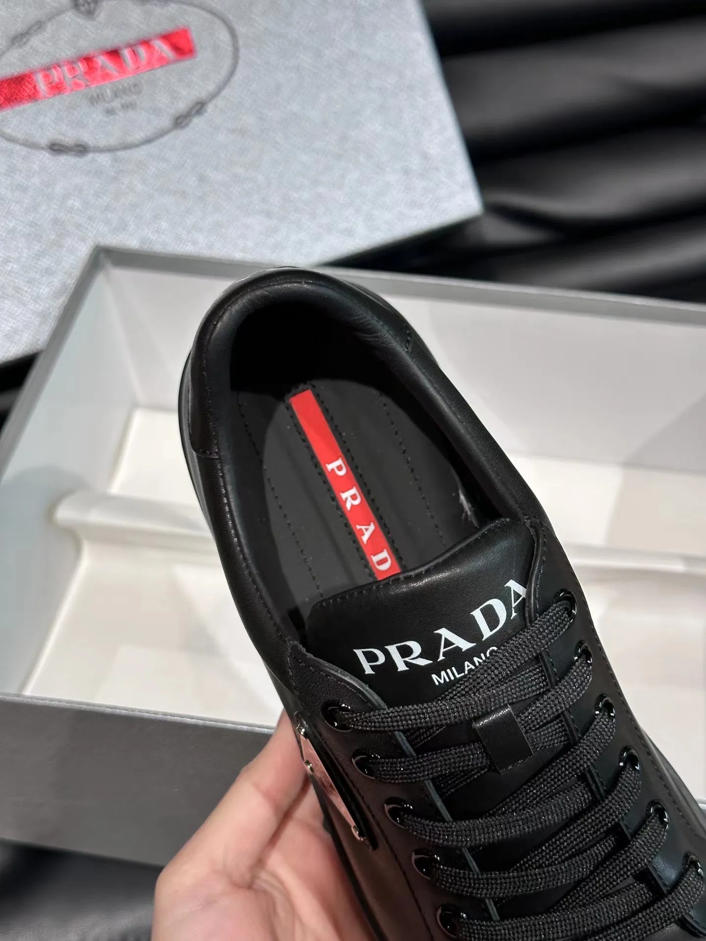 Men's shoes 💰p360 "Men's shoes 💰pRAD*" Prada's new high-end men's casual sports shoes. This leather sports shoe uses calfskin upper. The body of the shoe interprets the Prada letter brand logo from multiple angles. The brand logo is embellished on one side of the upper, all explaining the brand style. Sheepskin lining, lightweight, comfortable and durable! Size: 38-44